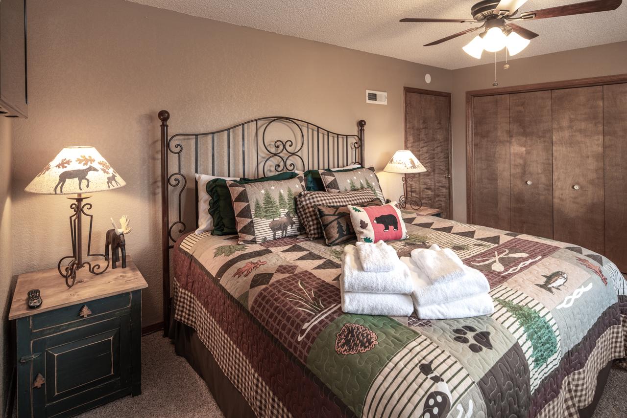 Majestic Retreat, 4 Bedrooms, Fireplace, Jetted Tub, Foosball, Sleeps 16 - thumb 23