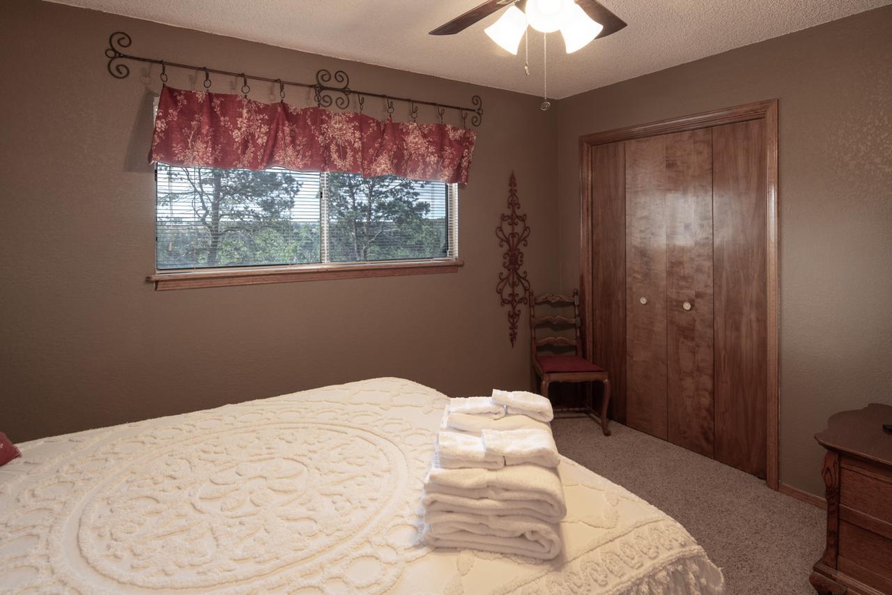 Majestic Retreat, 4 Bedrooms, Fireplace, Jetted Tub, Foosball, Sleeps 16 - thumb 17
