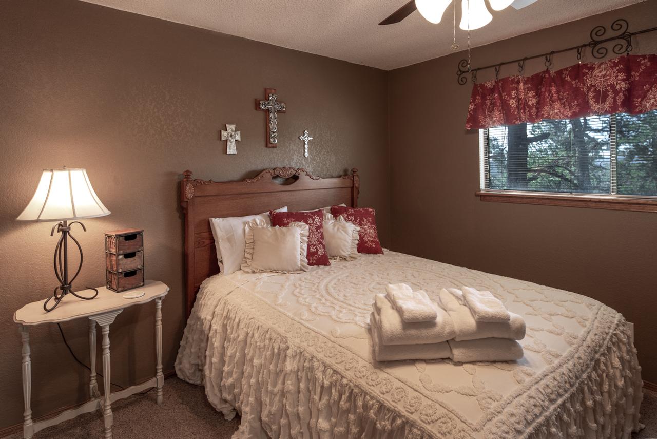 Majestic Retreat, 4 Bedrooms, Fireplace, Jetted Tub, Foosball, Sleeps 16 - thumb 16