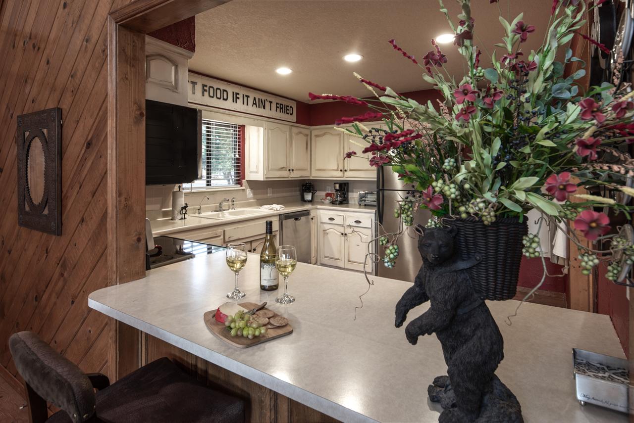 Majestic Retreat, 4 Bedrooms, Fireplace, Jetted Tub, Foosball, Sleeps 16 - thumb 6