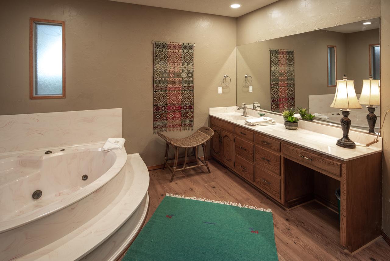 Majestic Retreat, 4 Bedrooms, Fireplace, Jetted Tub, Foosball, Sleeps 16 - thumb 15