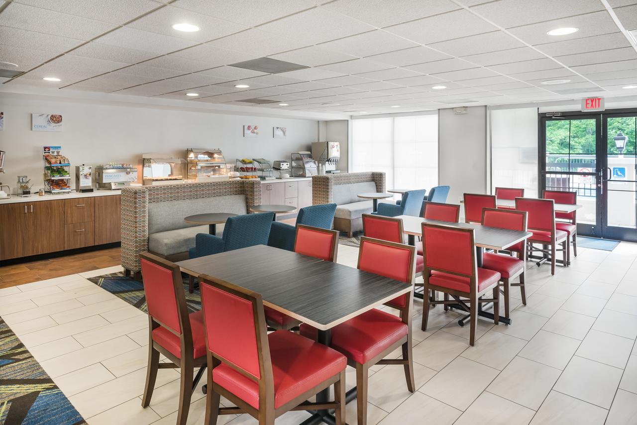 Holiday Inn Express Hotel & Suites Charlotte Airport-Belmont - thumb 19