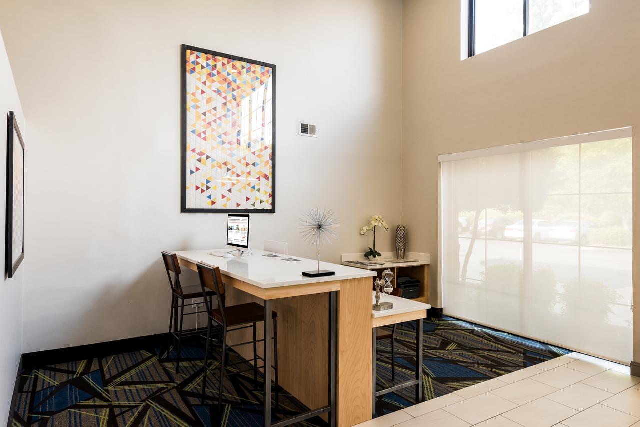 Holiday Inn Express Hotel & Suites Charlotte Airport-Belmont - thumb 16