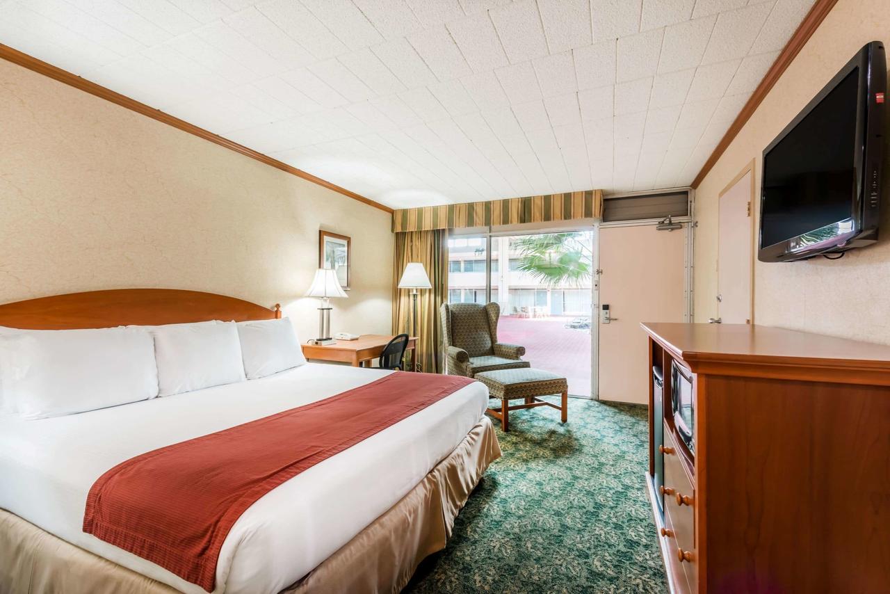 Ramada By Wyndham State College Hotel & Conference Center - thumb 40