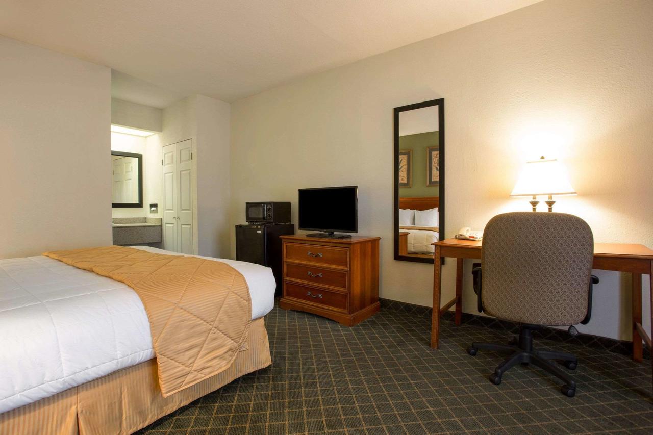 Clarion Inn & Suites Aiken - thumb 12