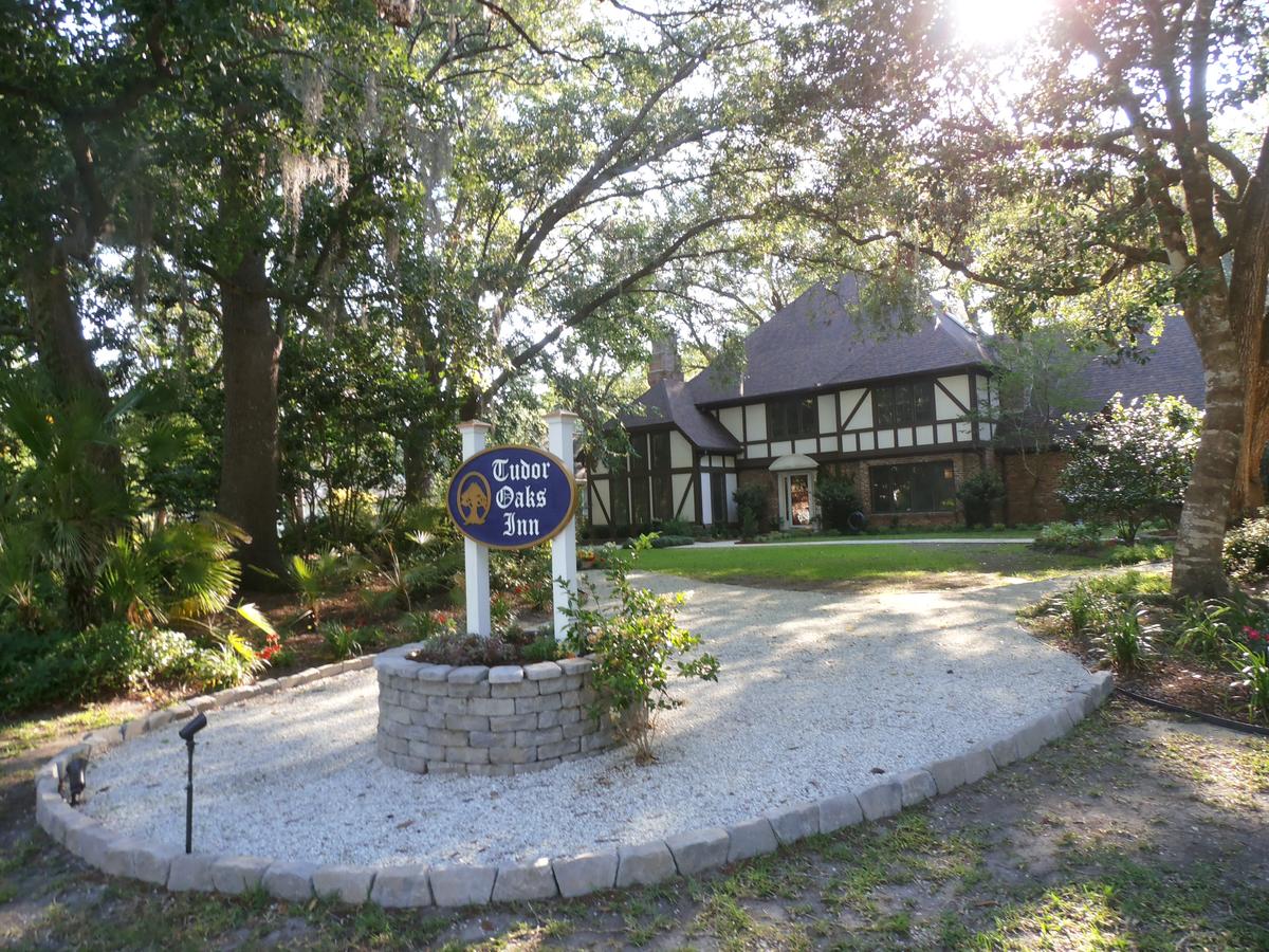 Tudor Oaks Inn - thumb 0