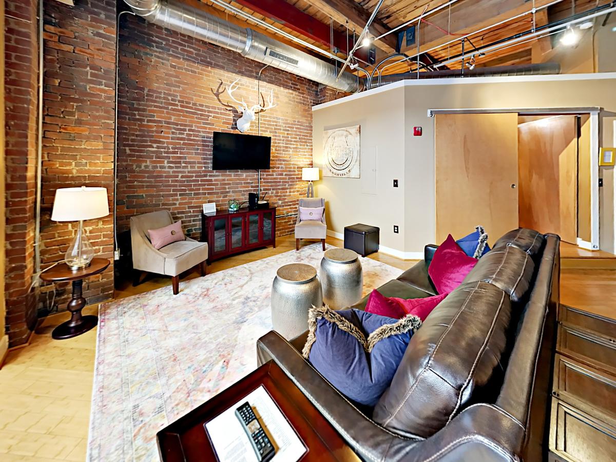 1820 Loft 211 Oozing Charm Steps To Broadway-Sleeps 4 - thumb 17