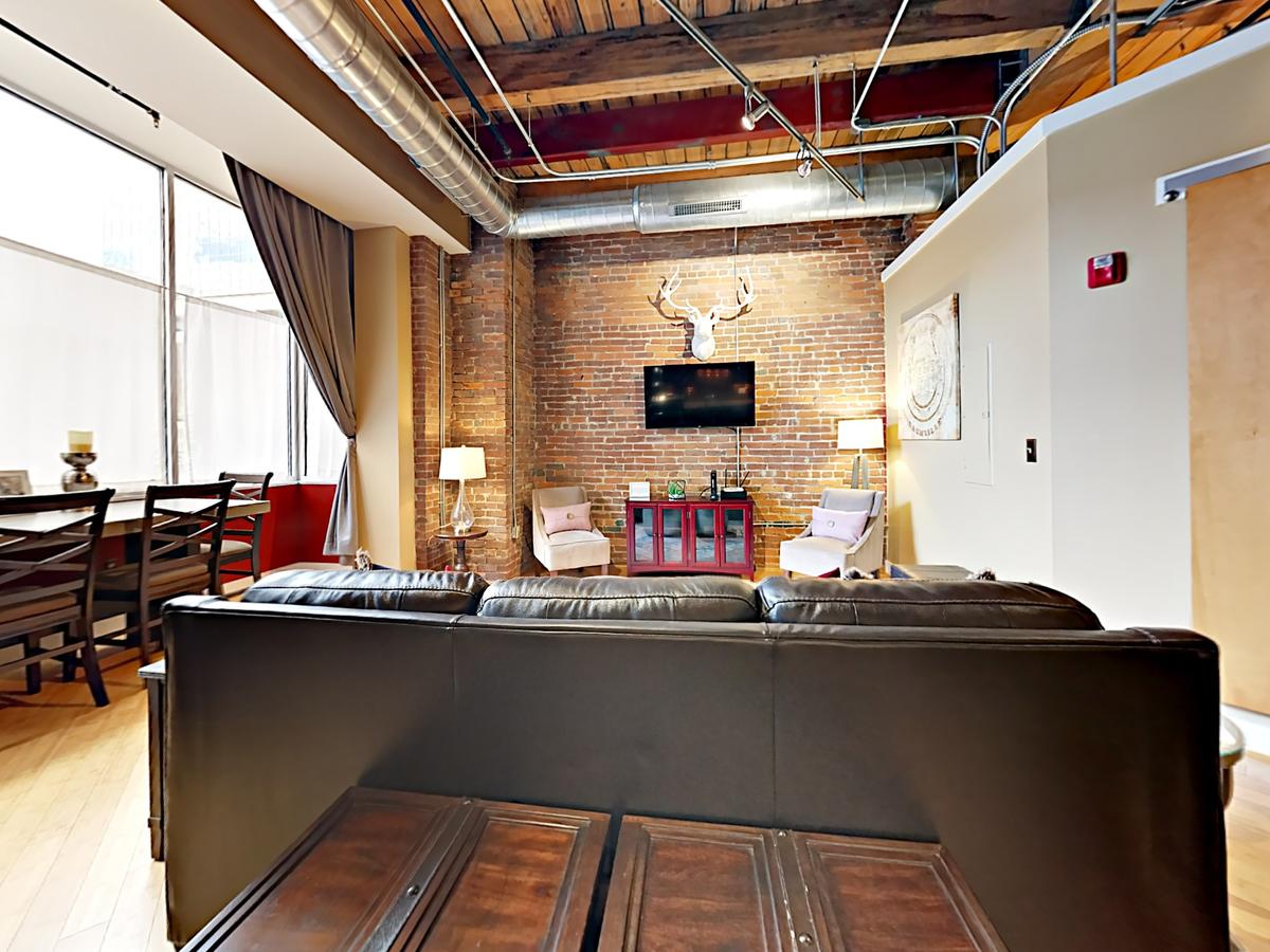 1820 Loft 211 Oozing Charm Steps To Broadway-Sleeps 4 - thumb 26