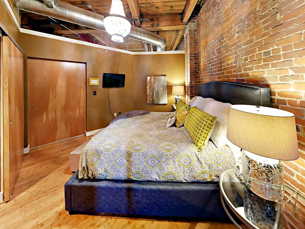 1820 Loft 211 Oozing Charm Steps To Broadway-Sleeps 4 - thumb 18
