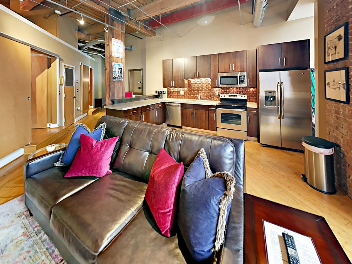 1820 Loft 211 Oozing Charm Steps To Broadway-Sleeps 4 - thumb 24