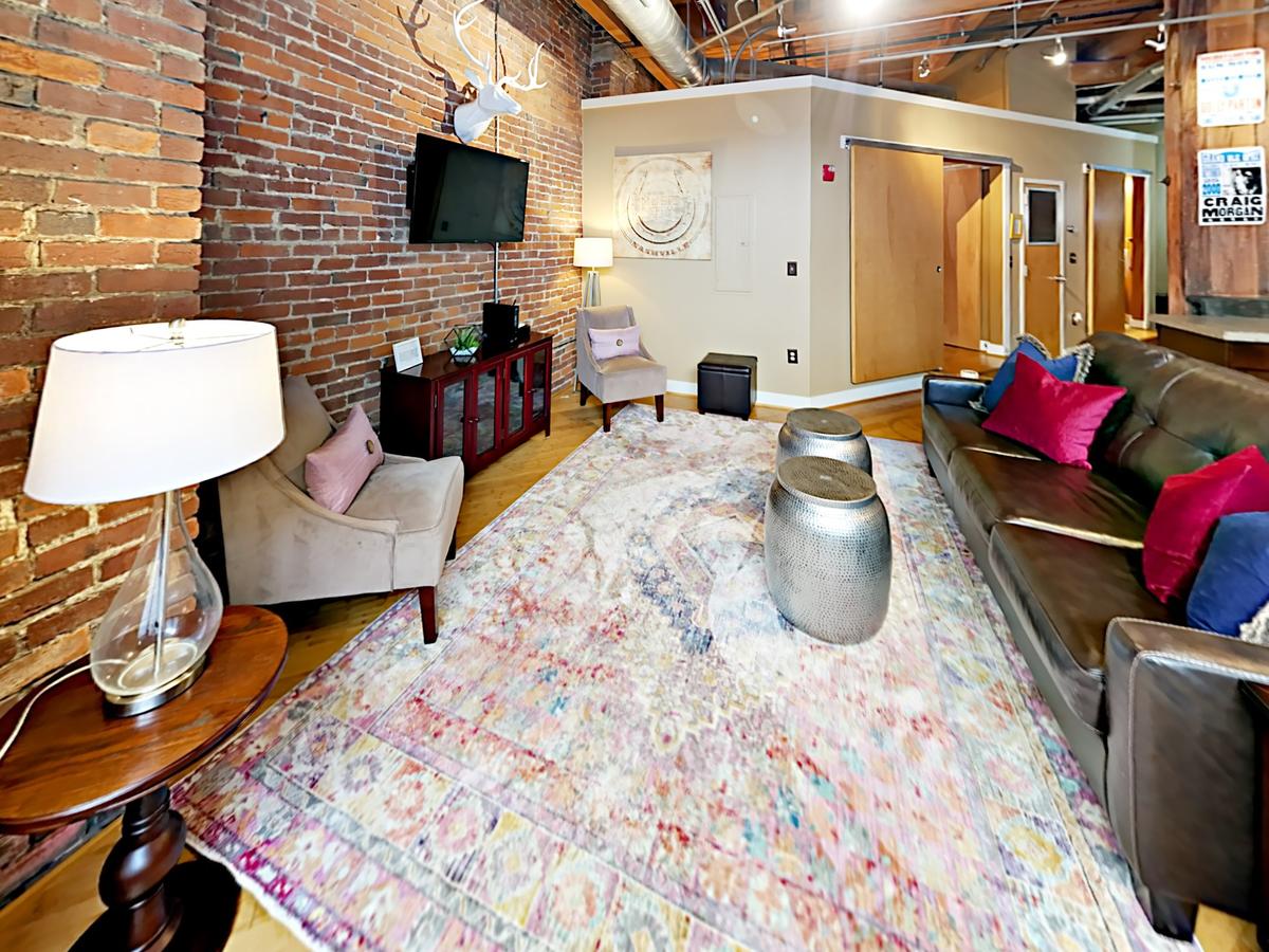 1820 Loft 211 Oozing Charm Steps To Broadway-Sleeps 4 - thumb 2