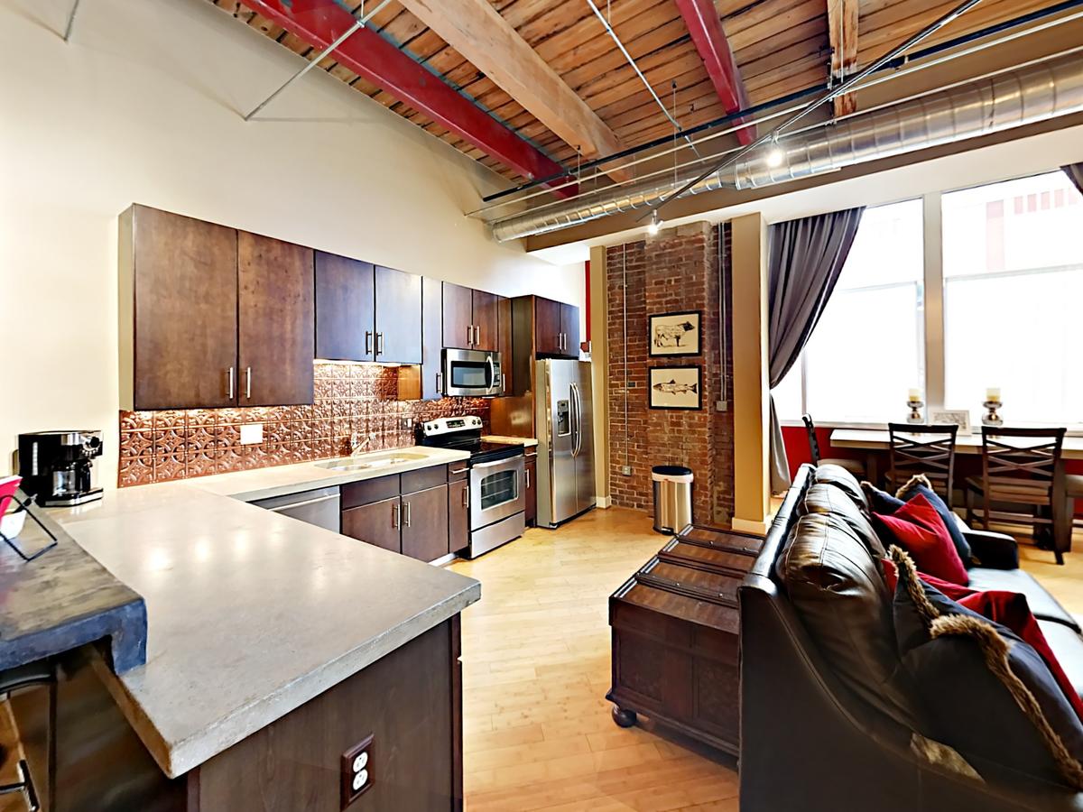 1820 Loft 211 Oozing Charm Steps To Broadway-Sleeps 4 - thumb 6