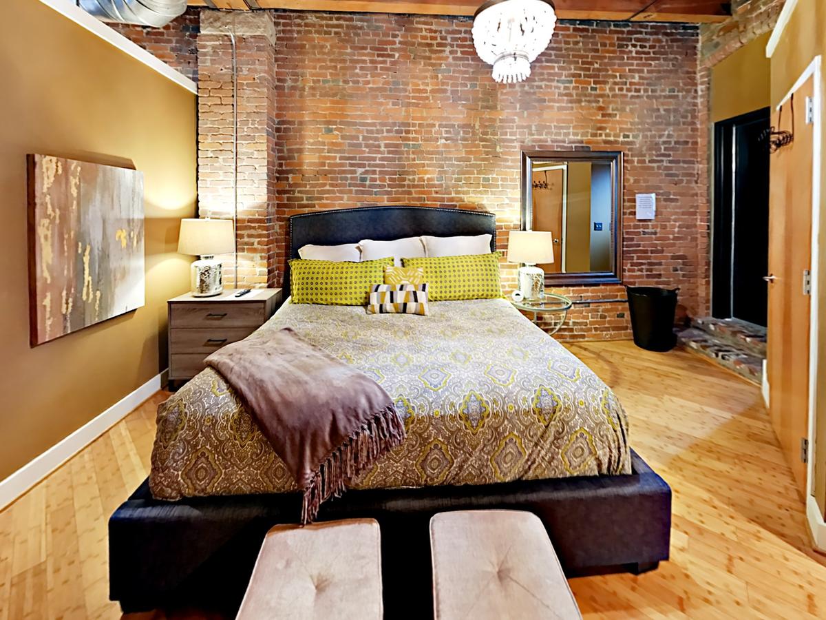 1820 Loft 211 Oozing Charm Steps To Broadway-Sleeps 4 - thumb 14