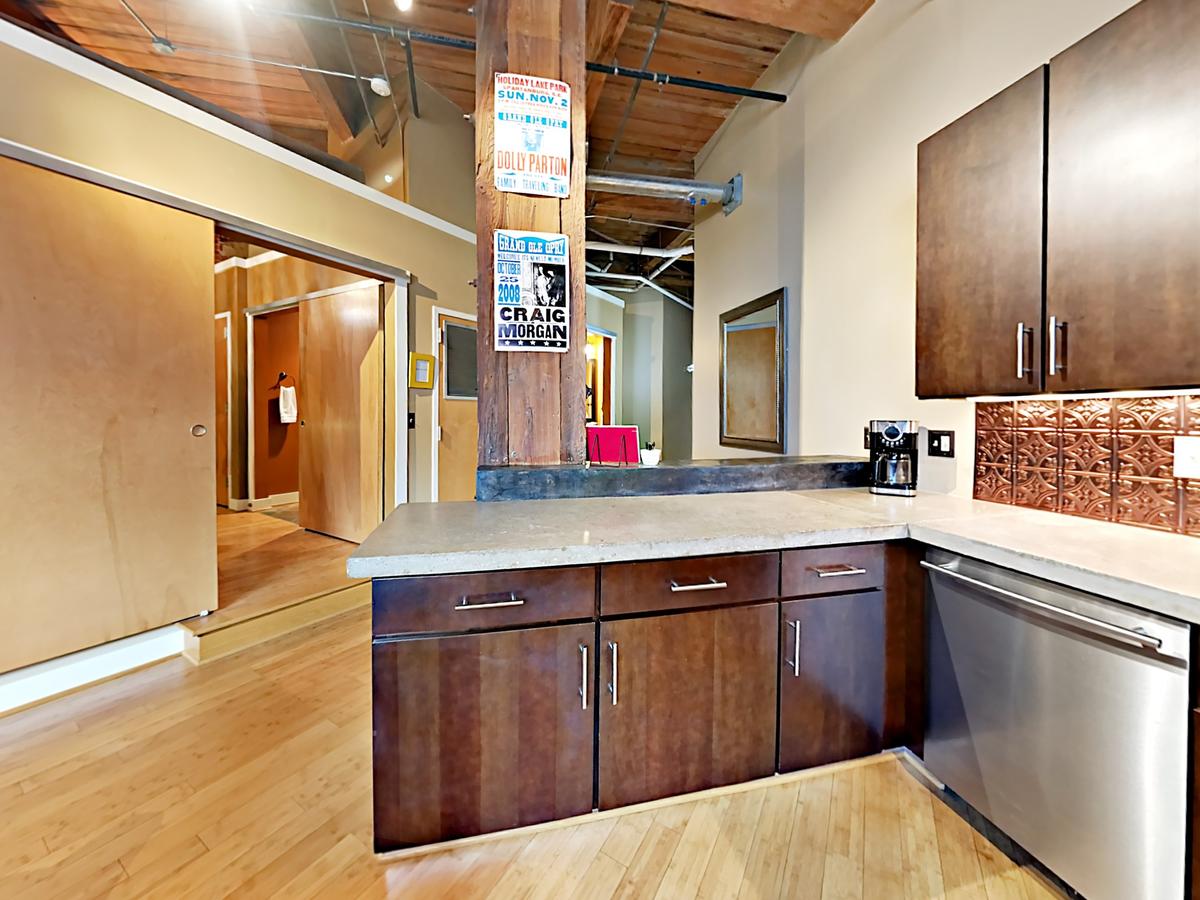 1820 Loft 211 Oozing Charm Steps To Broadway-Sleeps 4 - thumb 5