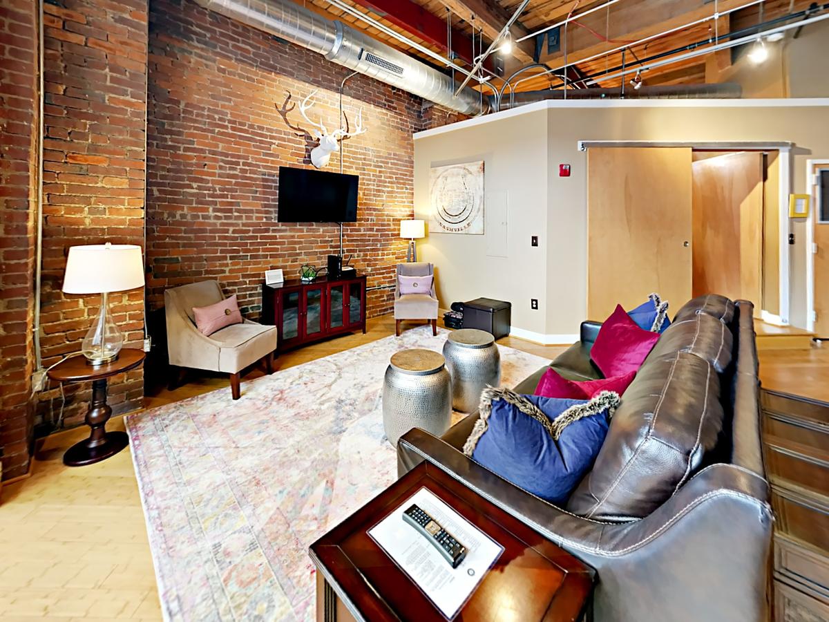 1820 Loft 211 Oozing Charm Steps To Broadway-Sleeps 4 - thumb 7