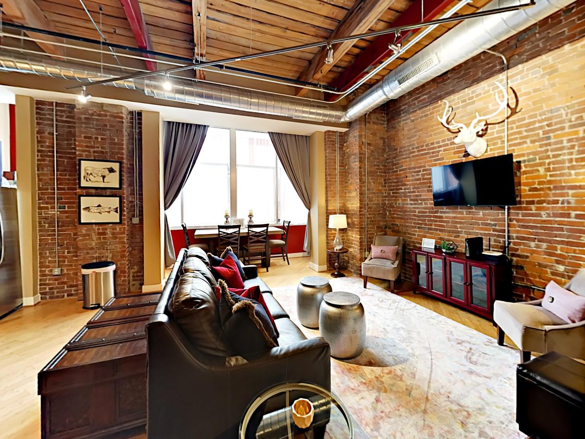 1820 Loft 211 Oozing Charm Steps To Broadway-Sleeps 4 - thumb 1