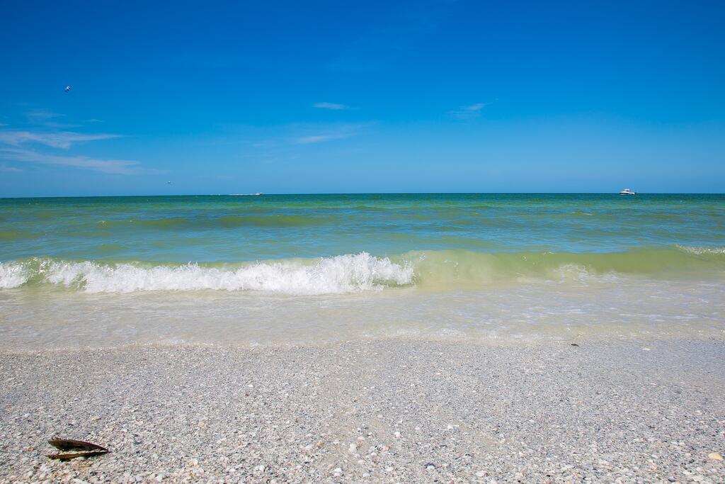 1 Bed Direct Beach Access, Close To J.W. Marriott!! - thumb 0