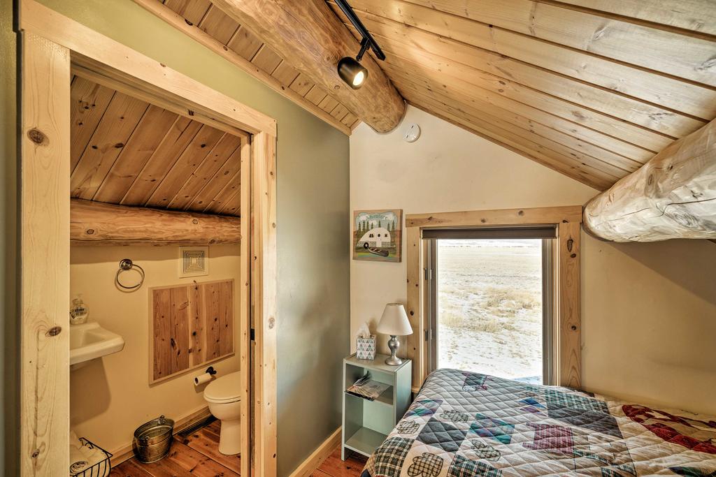 10-Acre Yellowstone Cabin With Stunning Mtn View - thumb 2