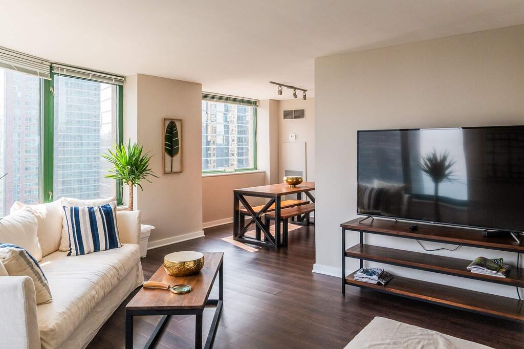 3b/3b SkyLoft With Navy Pier View Gym & Pool By ENVITAE - thumb 3