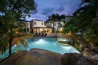 8 Bedroom Villa Fits 20 with Movie Theater Pool Basketball Orlando Tourists