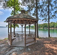 Condo on Lake Keowee with Resort Amenities Pool - Orlando Tourists