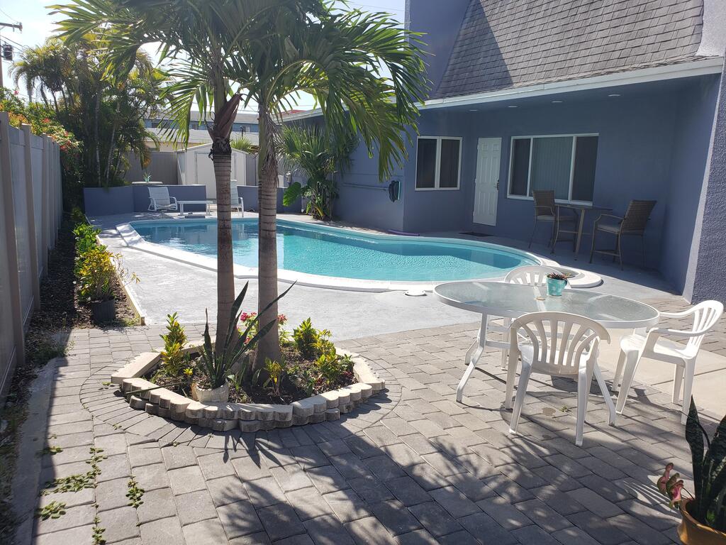 Cozy Unit Near Downtown W/Private Pool - thumb 0