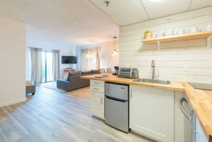 Deluxe Studio W/ Lakeview - Free Parking/pool