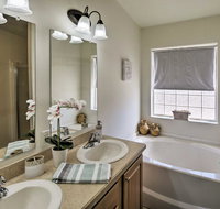 Family Home - 2 Mi to Riverwalk & 3 Mi to Casinos! - Orlando Tourists