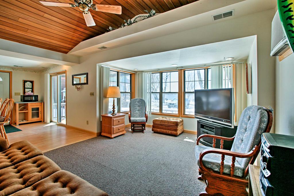 Fort Atkinson Cottage With Deck At Lake Koshkonong! - thumb 1