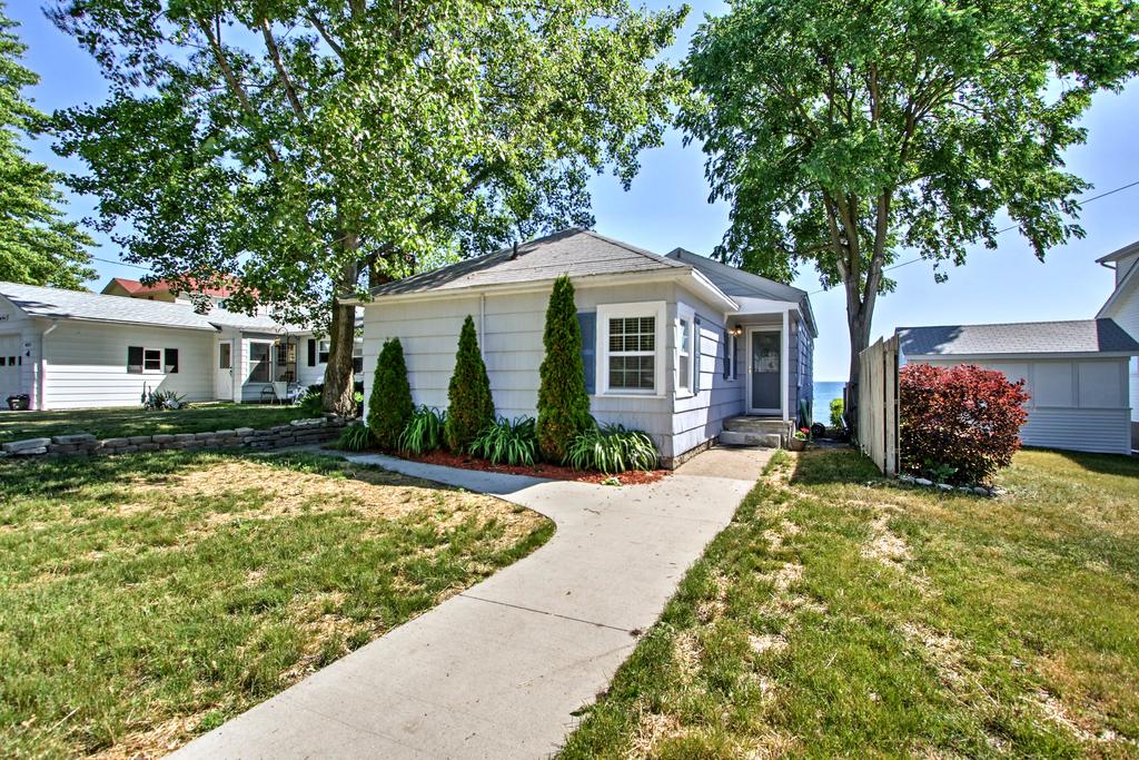 Fort Gratiot Home On Lake Huron With Patio And Deck! - thumb 1