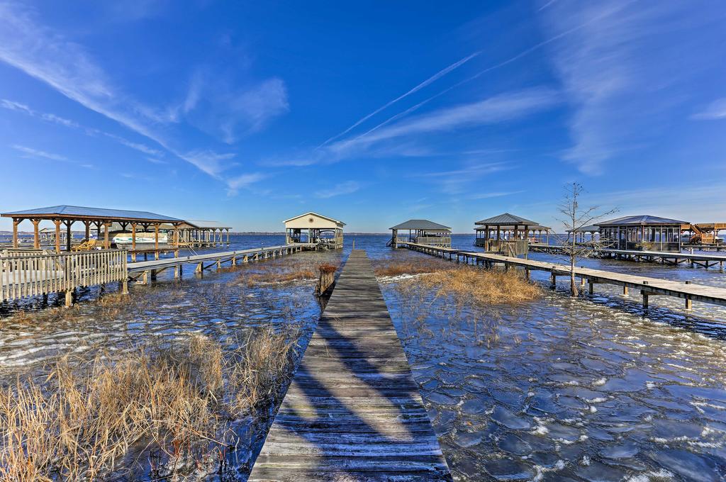 House With Fenced Yard And Shared Pier On Lake Waccamaw - thumb 1