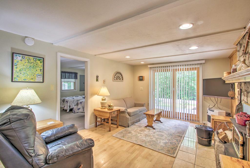 Lakes Region Home In Gilford With Yard & Grill - thumb 3