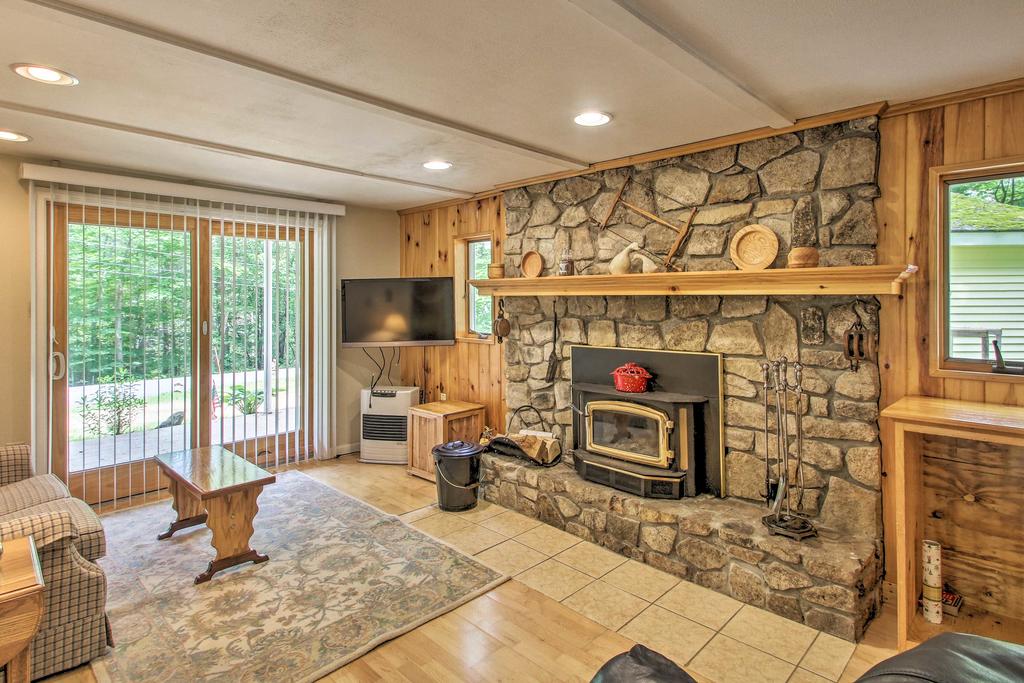 Lakes Region Home In Gilford With Yard & Grill - thumb 2