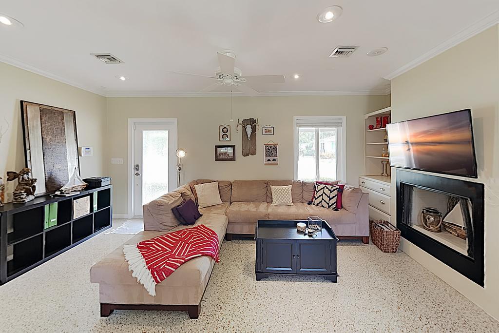 New Listing! Quiet Retreat Near Downtown & Beaches Home - thumb 0