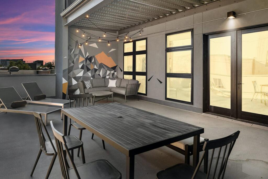 New Sleek Urban Cowboy Loft! Denver Skyline Views! - thumb 3