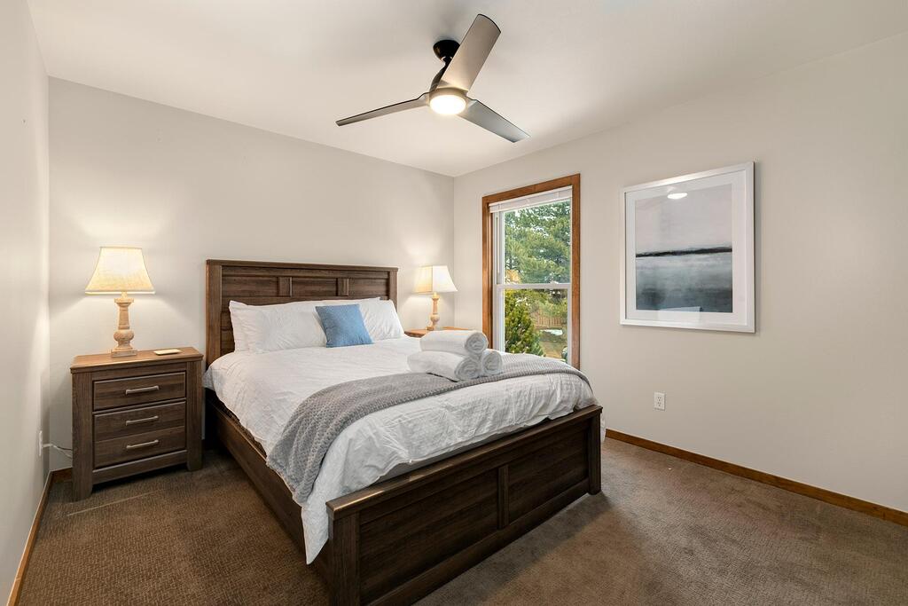 Peaceful Retro Retreat With Stunning Lake Views!! - thumb 3