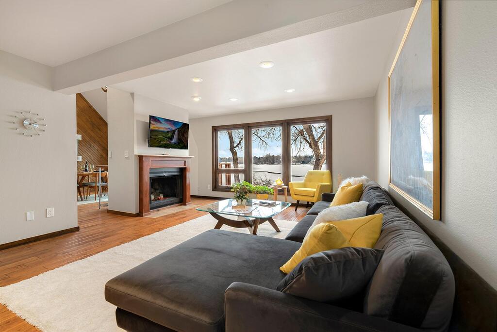 Peaceful Retro Retreat With Stunning Lake Views!! - thumb 0