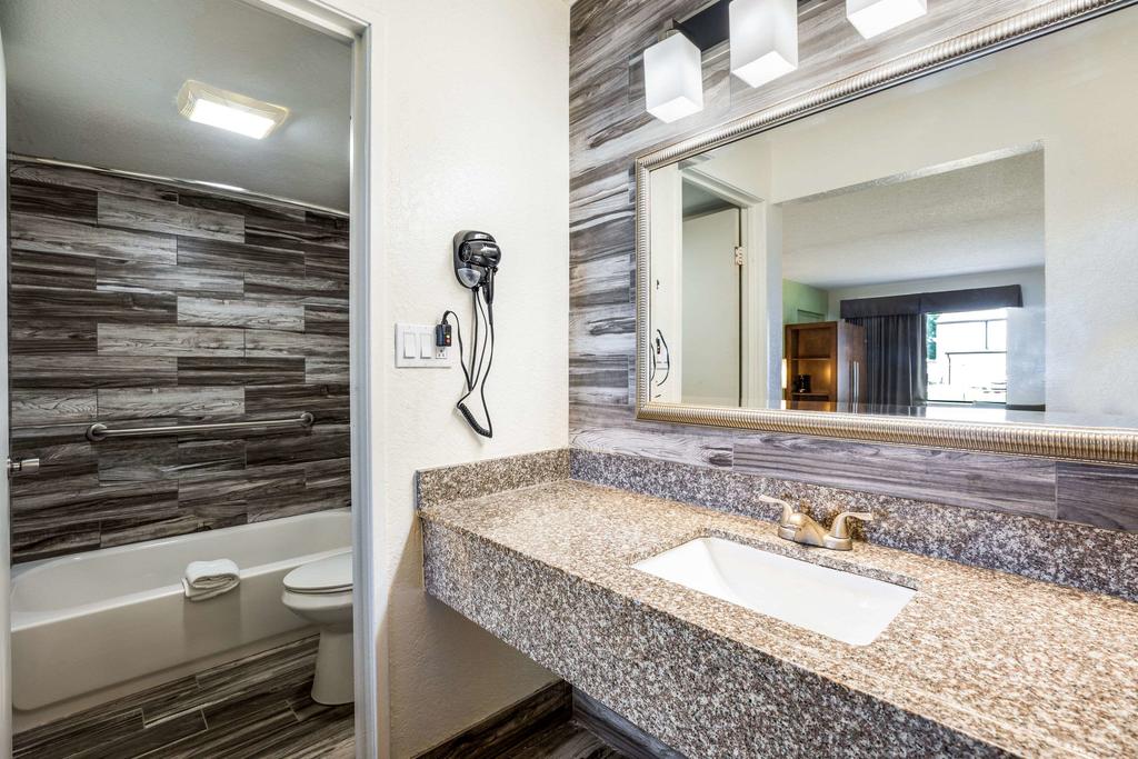 Quality Inn & Suites Downtown - thumb 3