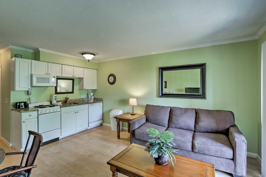 Resort Condo, 4 Min Walk To Folly Field Beach - thumb 3