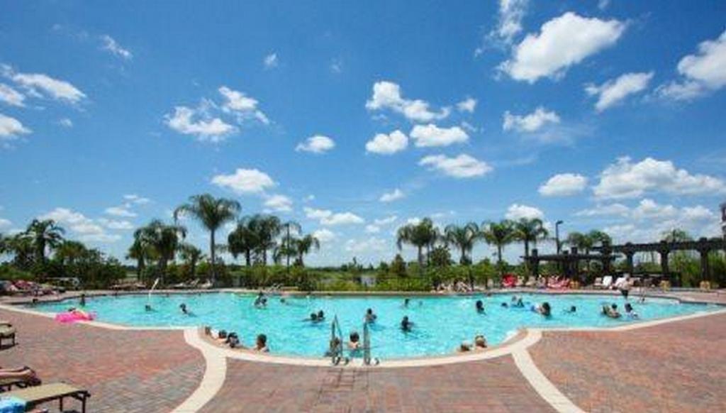 Spacious 3 Bedroom 3 Bath Town Home Near Universal - thumb 2
