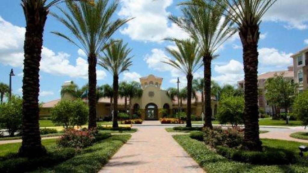 Spacious 3 Bedroom 3 Bath Town Home Near Universal - thumb 1