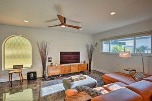 Stylish Getaway W/Amazing Pool Deck -5 Mins To DT!