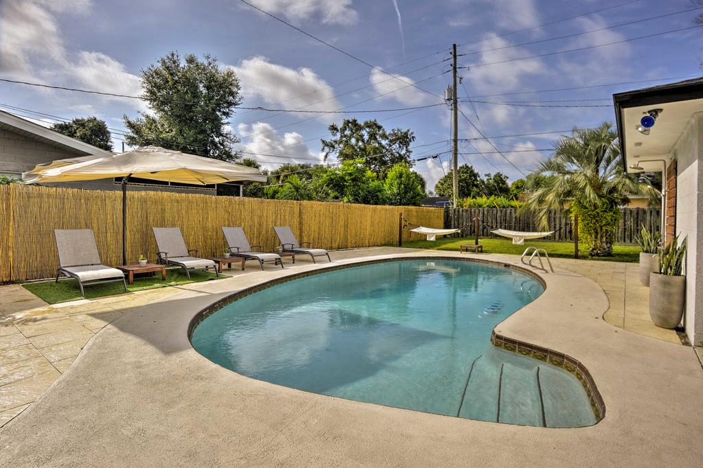 Stylish Getaway W/Amazing Pool Deck -5 Mins To DT! - thumb 1