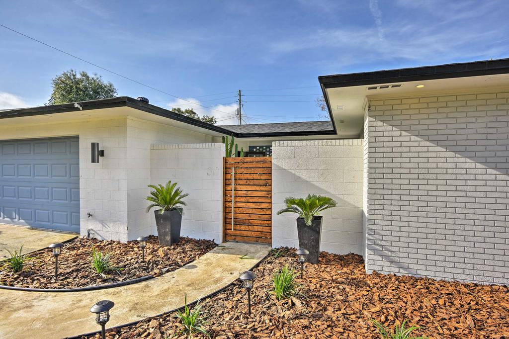 Stylish Getaway W/Amazing Pool Deck -5 Mins To DT! - thumb 3