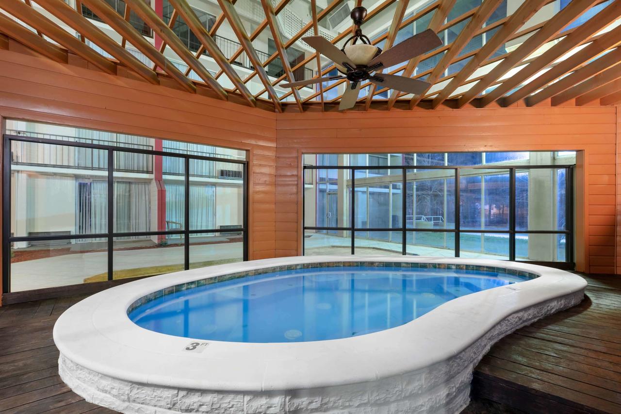 Ramada By Wyndham Texarkana - thumb 27