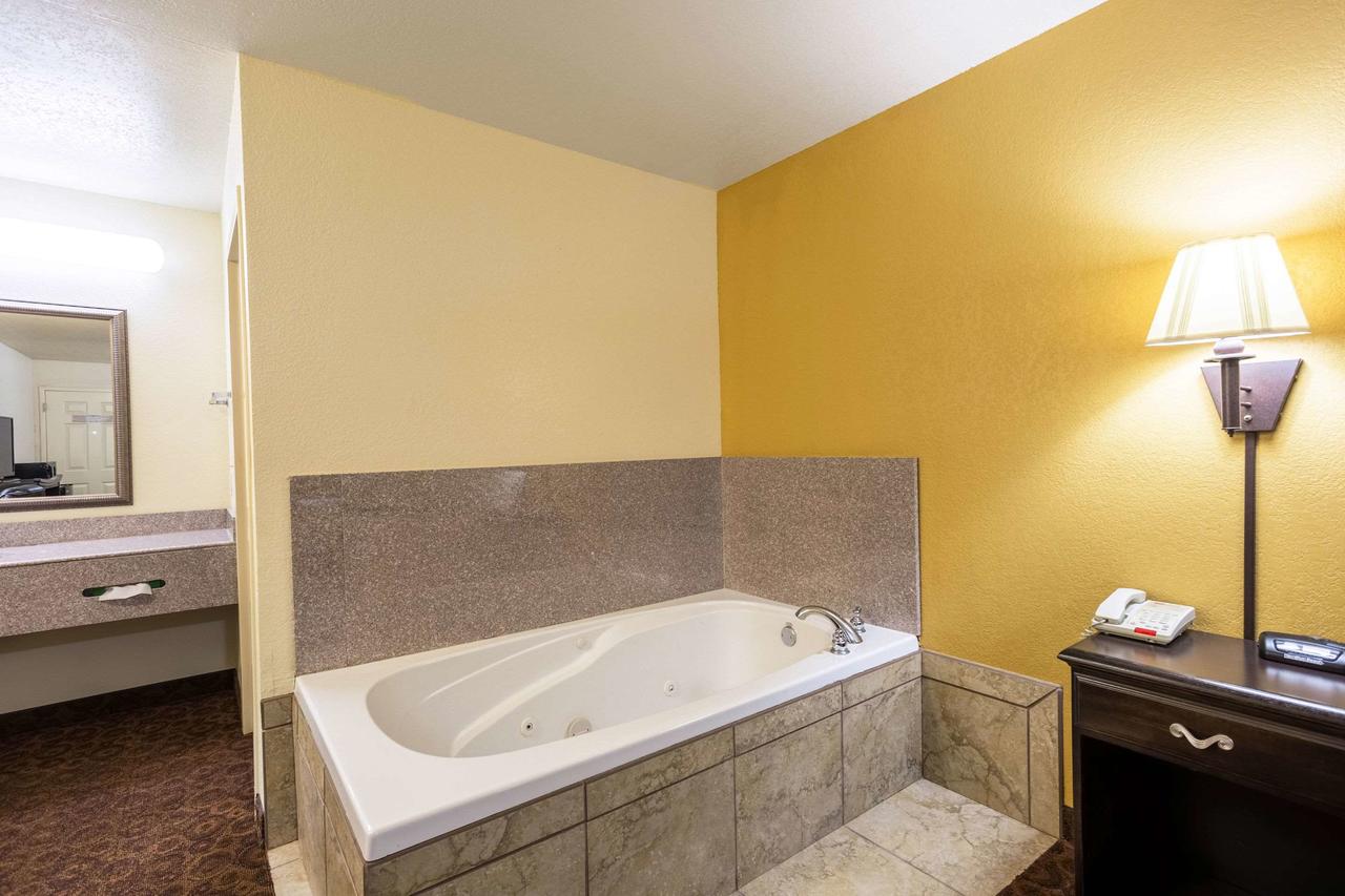 Econo Lodge Inn & Suites Searcy - thumb 10