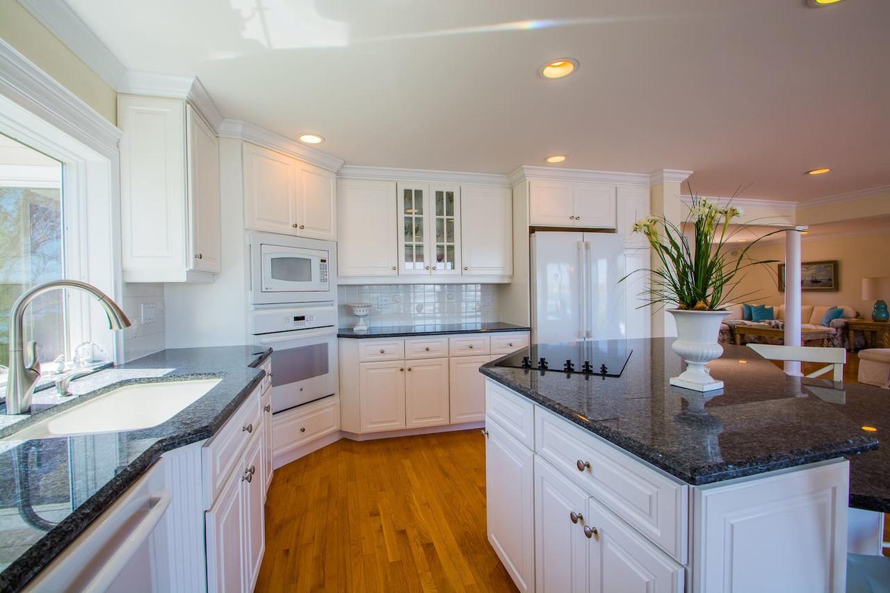 New Waterfront Home Private Beach Hot Tub+Tennis/Beach Club - thumb 8