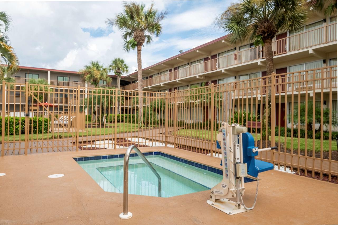 Red Roof Inn PLUS+ & Suites Naples Downtown-5th Ave S - thumb 12