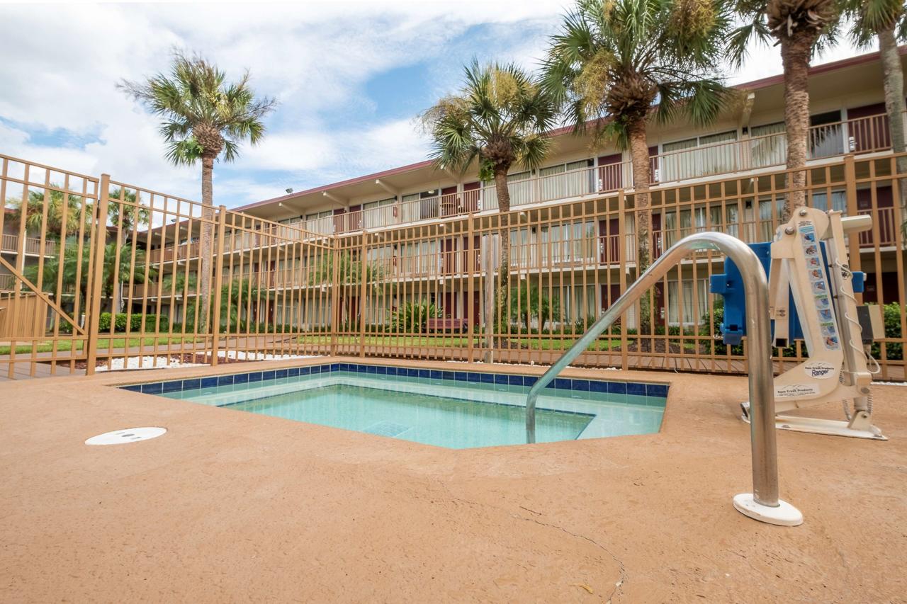 Red Roof Inn PLUS+ & Suites Naples Downtown-5th Ave S - thumb 19