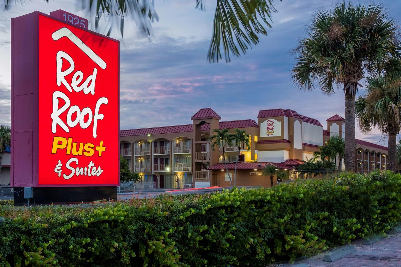 Red Roof Inn PLUS+ & Suites Naples Downtown-5th Ave S - thumb 2